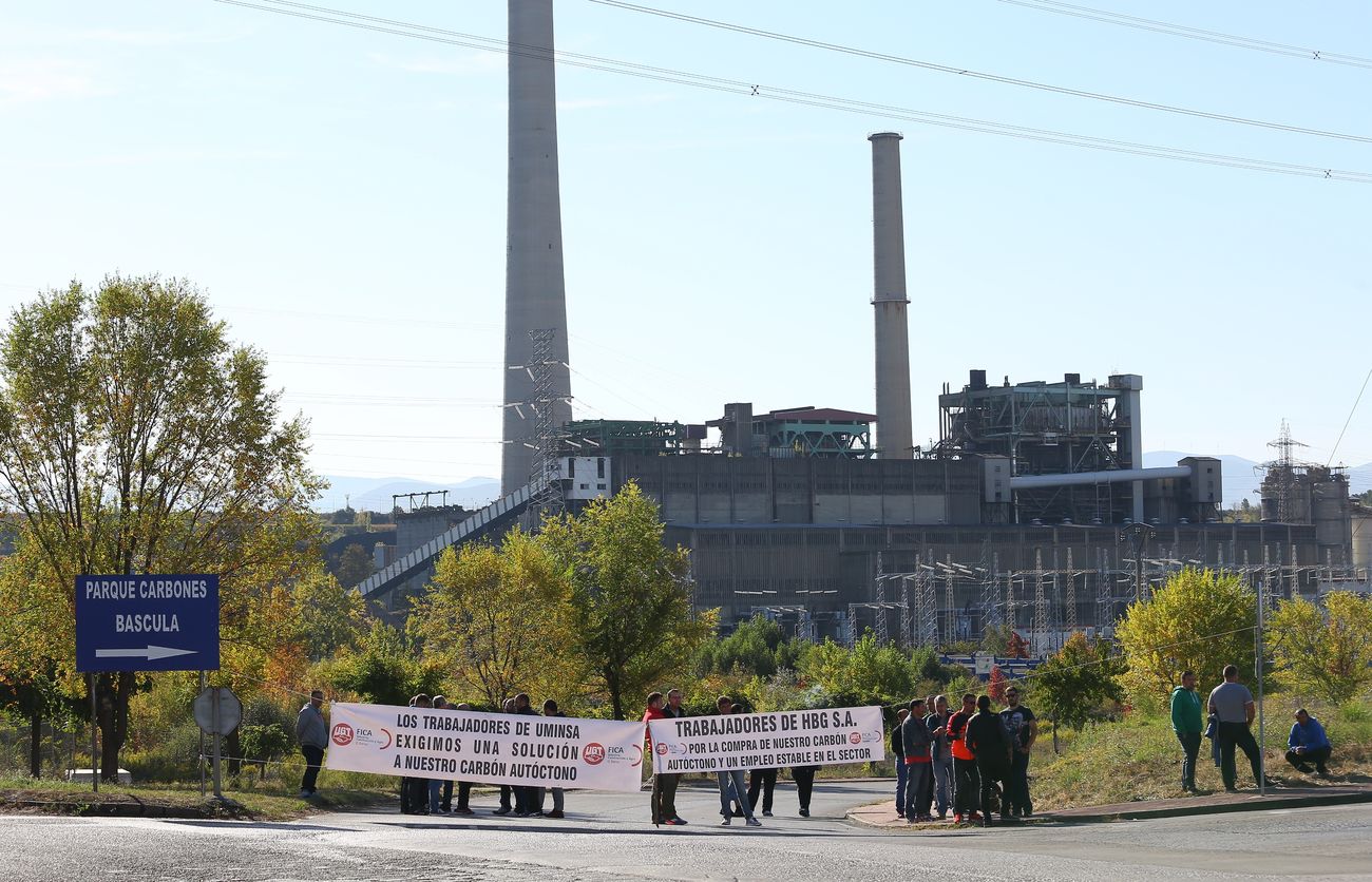 Concentración de protesta de los sindicatos mineros ante la central térmica de Compostilla en Cubillos del Sil. 