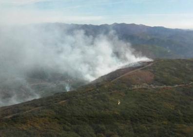 Imagen secundaria 1 - Imágenes del incendio de Barrios de Luna.