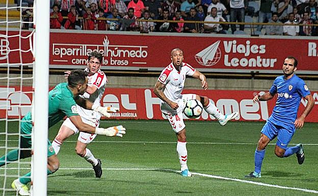 El portero del Almería salva un tanto de la Cultural.