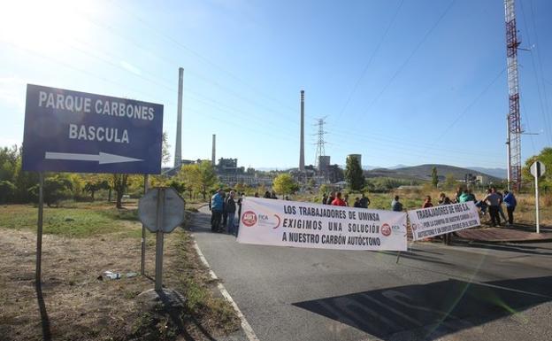 Concentración de los trabajadores de Uminsa y HBG ante la central de Compostilla en Cubillos del Sil. 