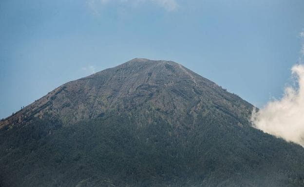 Humo emanando del volcán en el Monte Agung.
