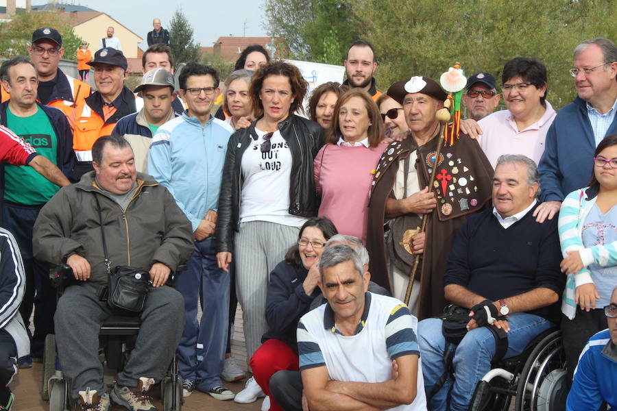 Puente Castro acoge la salida de la primera marcha ‘Camino de Santiago para todos’ con la que reivindicar vías a su paso por la provincia para las personas con movilidad reducida