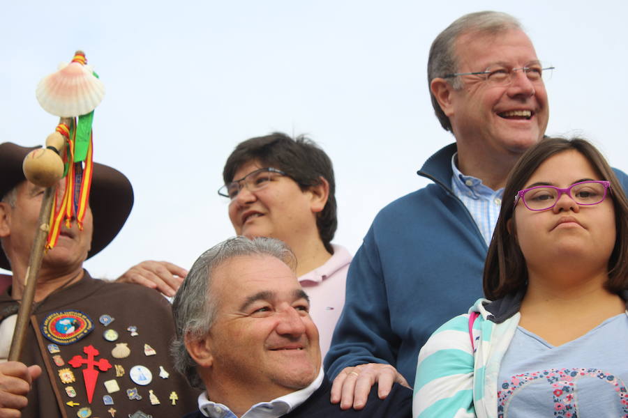 Puente Castro acoge la salida de la primera marcha ‘Camino de Santiago para todos’ con la que reivindicar vías a su paso por la provincia para las personas con movilidad reducida