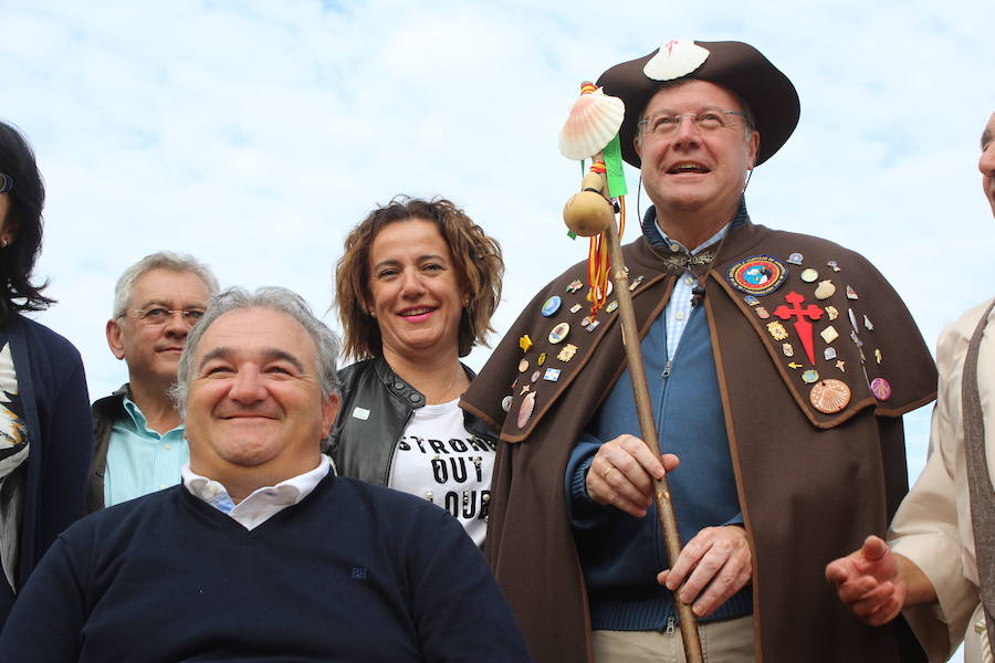 Puente Castro acoge la salida de la primera marcha ‘Camino de Santiago para todos’ con la que reivindicar vías a su paso por la provincia para las personas con movilidad reducida