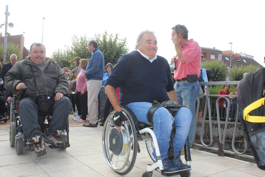 Puente Castro acoge la salida de la primera marcha ‘Camino de Santiago para todos’ con la que reivindicar vías a su paso por la provincia para las personas con movilidad reducida