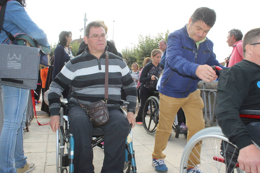 Puente Castro acoge la salida de la primera marcha ‘Camino de Santiago para todos’ con la que reivindicar vías a su paso por la provincia para las personas con movilidad reducida