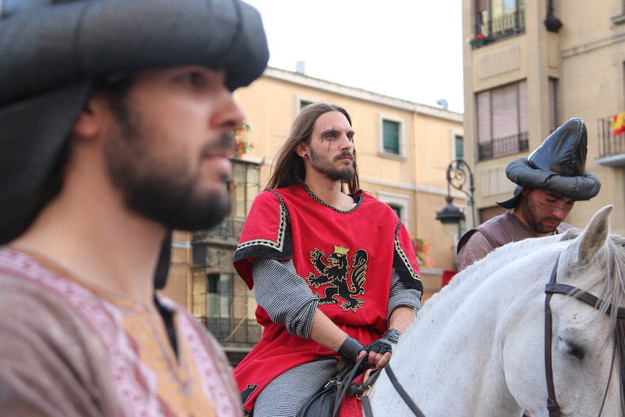 Las cien doncellas ya parten hacia las tierras del sur. Cincuenta nobles y cincuenta plebeyas que cada año forman un nefando tributo para evitar el ataque al Reino por parte de Abderramán I. Es la tradición que como cada año ha recorrido las calles de León para rememorar los tiempos en los que el emir de Córdoba recibía este tributo pactado con el rey astur Mauregato, quien intentaba evitar el ataque árabe en tierras cristianas