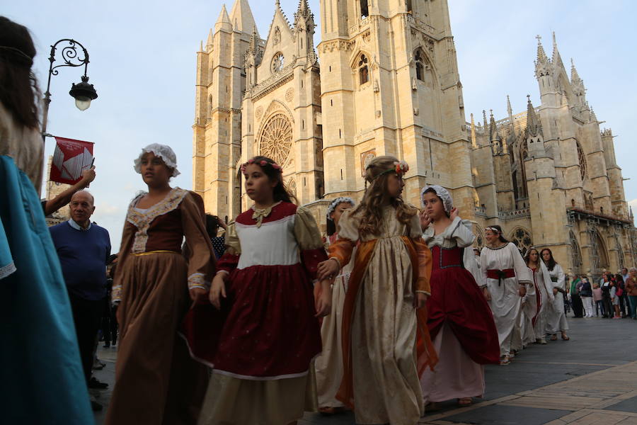 Las cien doncellas ya parten hacia las tierras del sur. Cincuenta nobles y cincuenta plebeyas que cada año forman un nefando tributo para evitar el ataque al Reino por parte de Abderramán I. Es la tradición que como cada año ha recorrido las calles de León para rememorar los tiempos en los que el emir de Córdoba recibía este tributo pactado con el rey astur Mauregato, quien intentaba evitar el ataque árabe en tierras cristianas