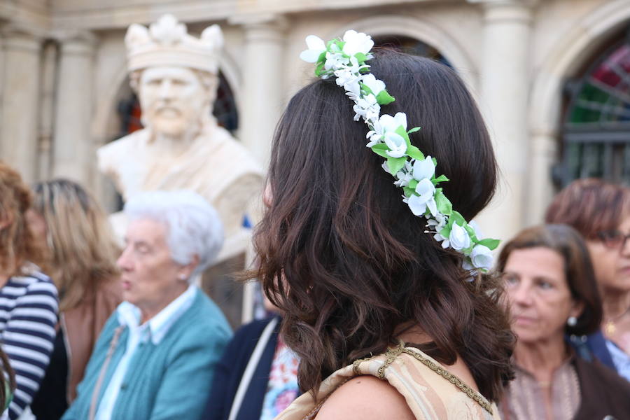 Las cien doncellas ya parten hacia las tierras del sur. Cincuenta nobles y cincuenta plebeyas que cada año forman un nefando tributo para evitar el ataque al Reino por parte de Abderramán I. Es la tradición que como cada año ha recorrido las calles de León para rememorar los tiempos en los que el emir de Córdoba recibía este tributo pactado con el rey astur Mauregato, quien intentaba evitar el ataque árabe en tierras cristianas