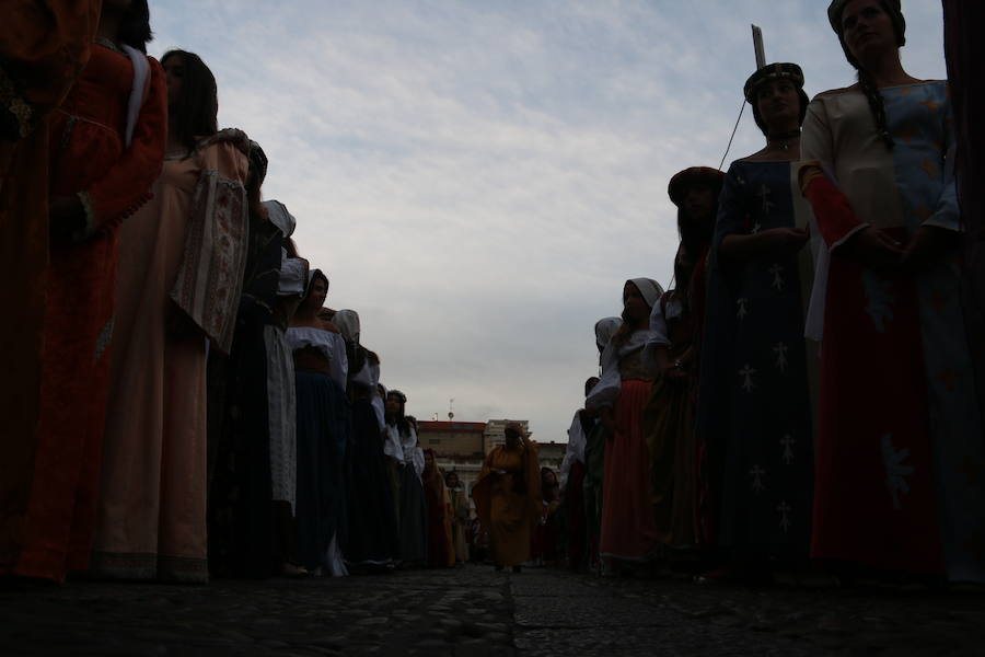 Las cien doncellas ya parten hacia las tierras del sur. Cincuenta nobles y cincuenta plebeyas que cada año forman un nefando tributo para evitar el ataque al Reino por parte de Abderramán I. Es la tradición que como cada año ha recorrido las calles de León para rememorar los tiempos en los que el emir de Córdoba recibía este tributo pactado con el rey astur Mauregato, quien intentaba evitar el ataque árabe en tierras cristianas