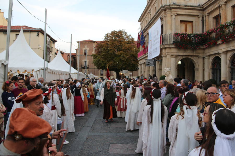 Las cien doncellas ya parten hacia las tierras del sur. Cincuenta nobles y cincuenta plebeyas que cada año forman un nefando tributo para evitar el ataque al Reino por parte de Abderramán I. Es la tradición que como cada año ha recorrido las calles de León para rememorar los tiempos en los que el emir de Córdoba recibía este tributo pactado con el rey astur Mauregato, quien intentaba evitar el ataque árabe en tierras cristianas