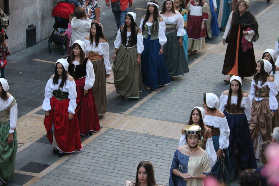 Las cien doncellas ya parten hacia las tierras del sur. Cincuenta nobles y cincuenta plebeyas que cada año forman un nefando tributo para evitar el ataque al Reino por parte de Abderramán I. Es la tradición que como cada año ha recorrido las calles de León para rememorar los tiempos en los que el emir de Córdoba recibía este tributo pactado con el rey astur Mauregato, quien intentaba evitar el ataque árabe en tierras cristianas