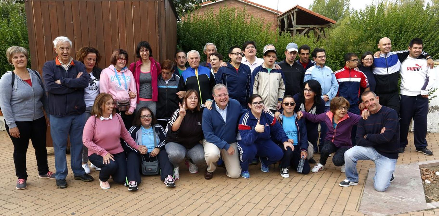 Puente Castro acoge la salida de la primera marcha ‘Camino de Santiago para todos’ con la que reivindicar vías a su paso por la provincia para las personas con movilidad reducida