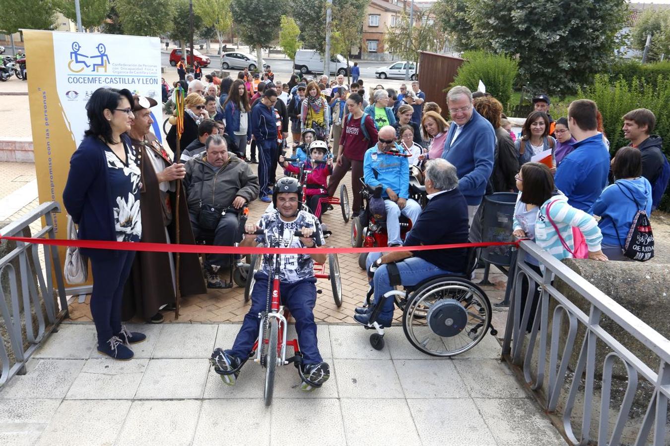 Puente Castro acoge la salida de la primera marcha ‘Camino de Santiago para todos’ con la que reivindicar vías a su paso por la provincia para las personas con movilidad reducida