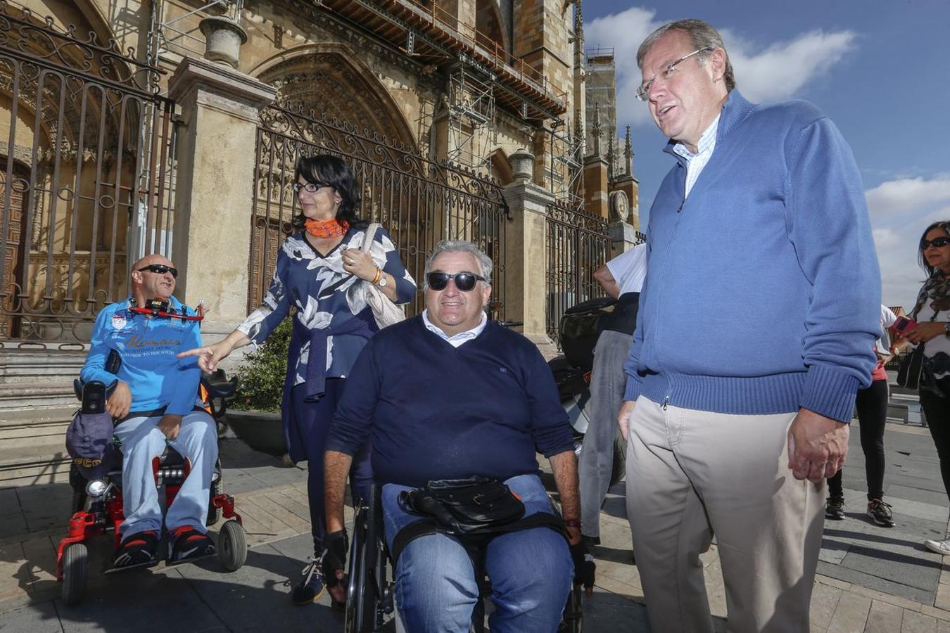 El alcalde de León, Antonio Silván y la subdelegada del Gobierno, Teresa Mata, entre otras autoridades, participan en una pequeña marcha desde el puente de Puente Castro y hasta la catedral de León organizada por la Confederación de Personas con Discapacidad Física y Orgánica de Castilla y León (Cocemfe). Junto a ellos, el presidente de Cocemfe Castilla y León, Jose Antonio Fierro