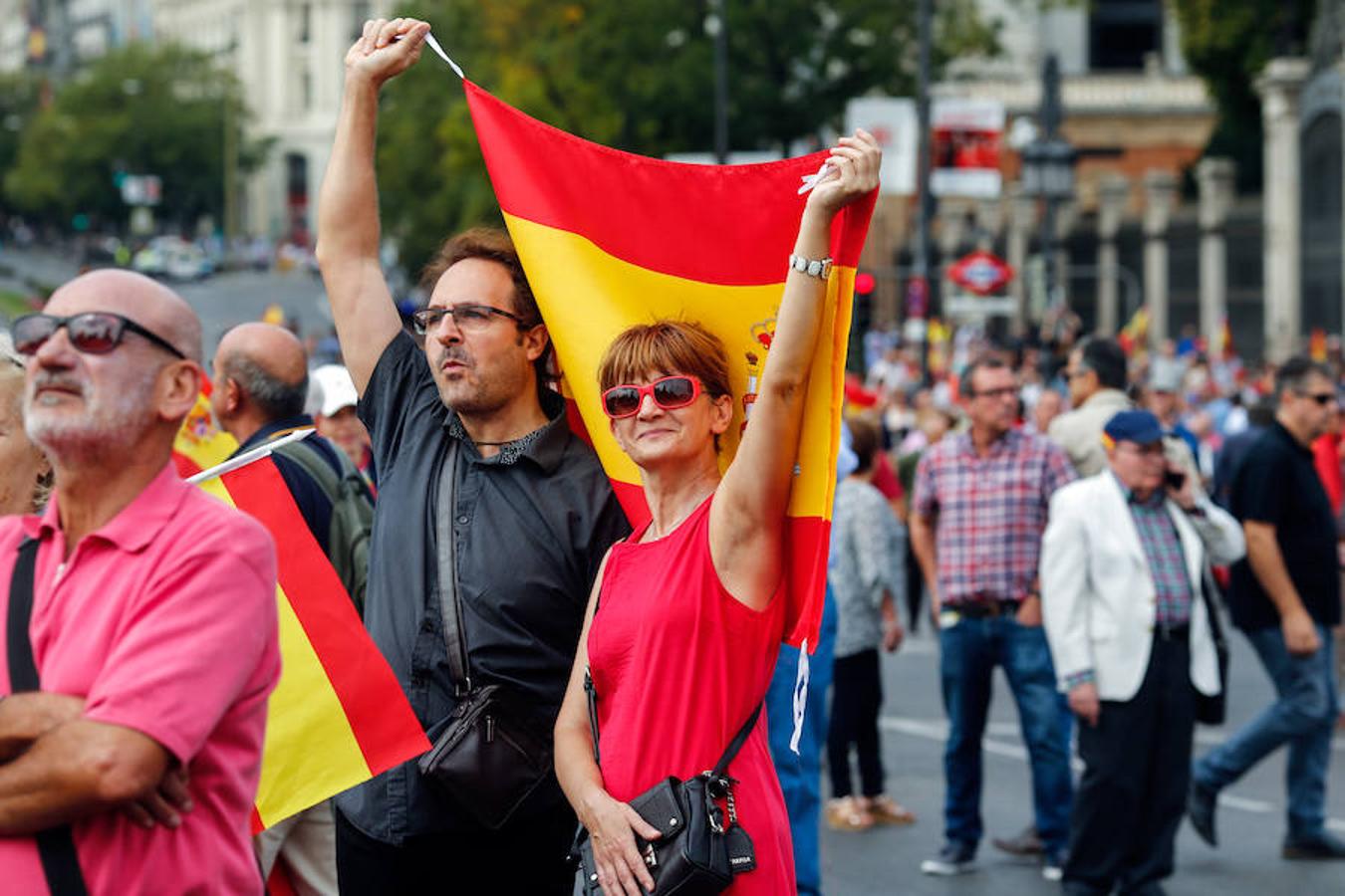 Miles de personas se han manifestado en Madrid contra el 1-O.