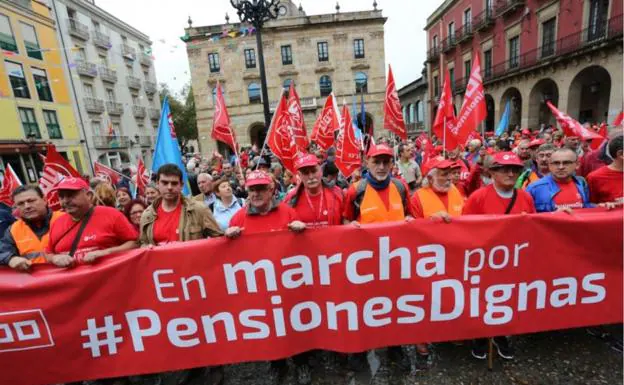La marcha se ha iniciado esta mañana en la Plaza Mayor de Gijón.