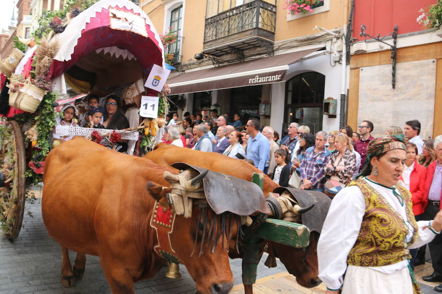 Los carros engalanados toman León