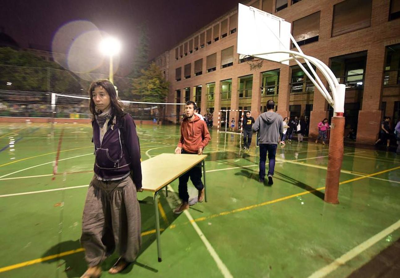 En varios puntos de Cataluña se han vivido momentos de tensión, entre manifestantes y agentes de policía, durante el referéndum soberanista