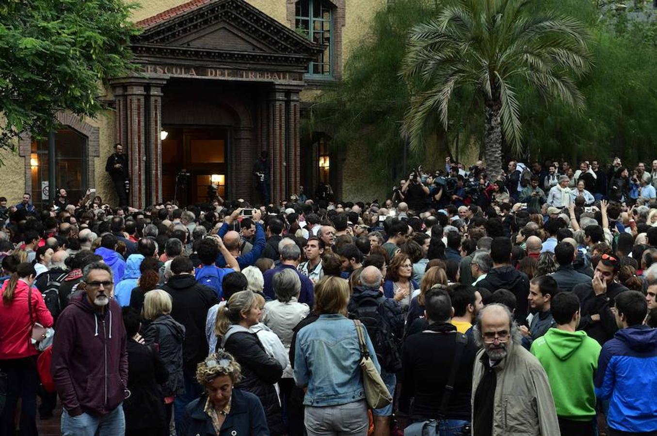 En varios puntos de Cataluña se han vivido momentos de tensión, entre manifestantes y agentes de policía, durante el referéndum soberanista