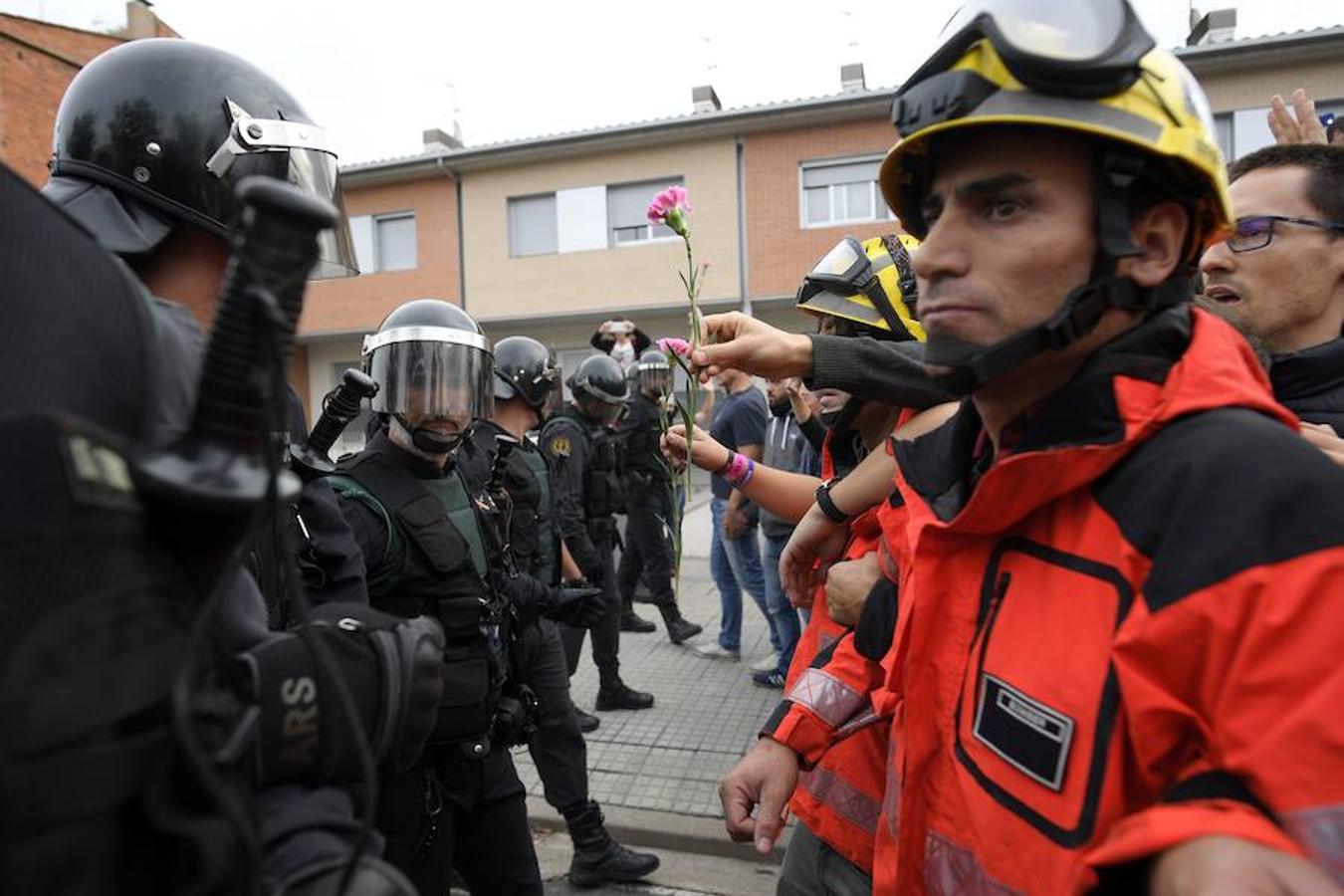 En varios puntos de Cataluña se han vivido momentos de tensión, entre manifestantes y agentes de policía, durante el referéndum soberanista