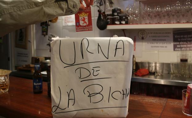 Una urna para la votación en La Bicha, un bar siempre diferente en León