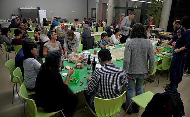 Varias personas cenan en un colegio ocupado de Vic (Barcelona).