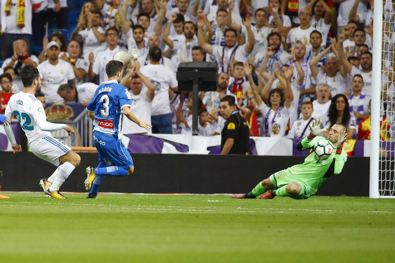 Partido correspondiente a la séptima jornada de Liga entre el Real Madrid y el Espanyol, en el Santiago Bernabéu. 