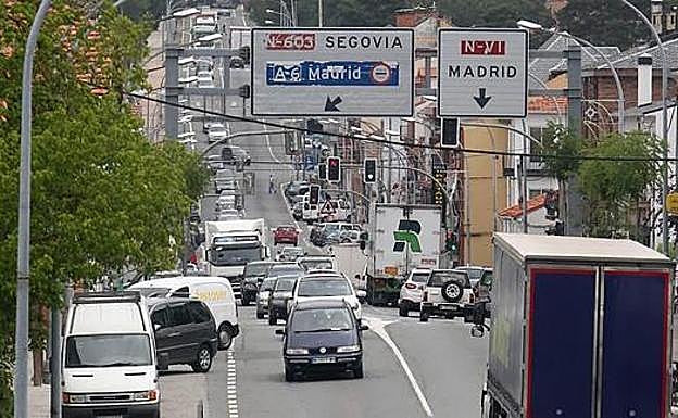 Fomento impulsará el desvío de los vehículos pesados por la AP-6 con una bonificación de un 70% a partir de 2018