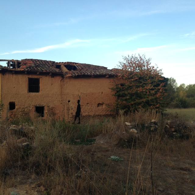 La artista Gloria Rubio Largo acerca su proyecto ‘Vacíos del pasado’ a la localidad leonesa de Ambasaguas de Curueño después de pasar por distintos puntos de la Comunidad. 'Vacíos del pasado' es un proyecto de intervención artística a través de siluetas de fieltro negras en espacios urbanos que están siendo abandonados, que hace un pequeño homenaje a los que se fueron, a los emigrantes