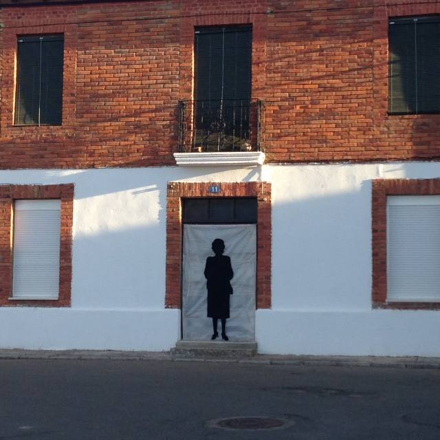 La artista Gloria Rubio Largo acerca su proyecto ‘Vacíos del pasado’ a la localidad leonesa de Ambasaguas de Curueño después de pasar por distintos puntos de la Comunidad. 'Vacíos del pasado' es un proyecto de intervención artística a través de siluetas de fieltro negras en espacios urbanos que están siendo abandonados, que hace un pequeño homenaje a los que se fueron, a los emigrantes