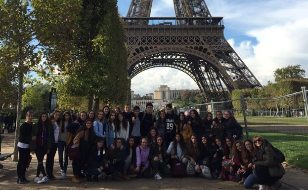 Alumnos del Divina Pastora en la Torre Eiffel.