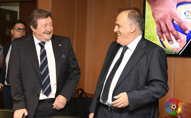 Juan Luis Larrea (i) y Javier Tebas, sonrientes. 