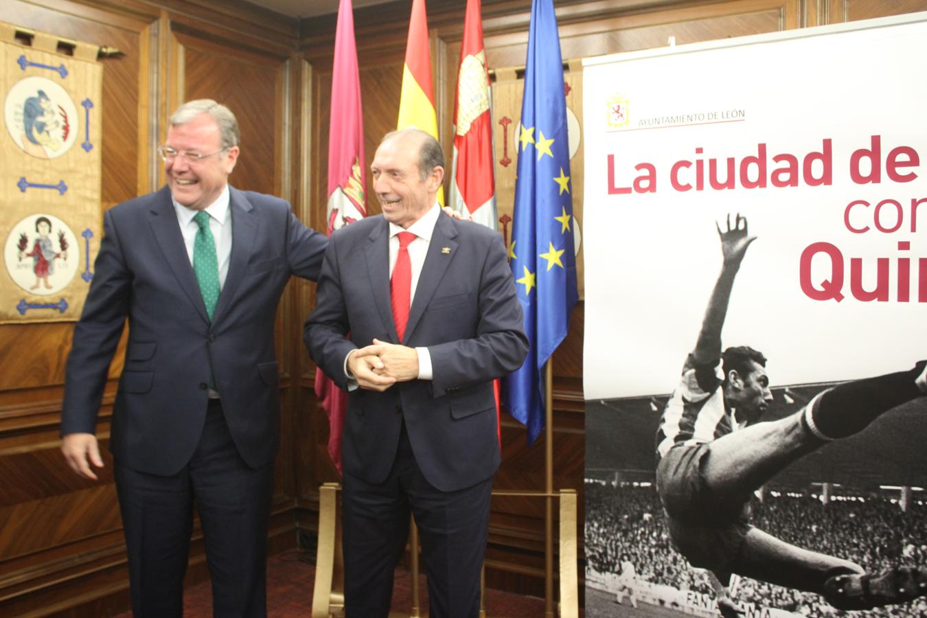 Quini, en su recibimiento en el Ayuntamiento.