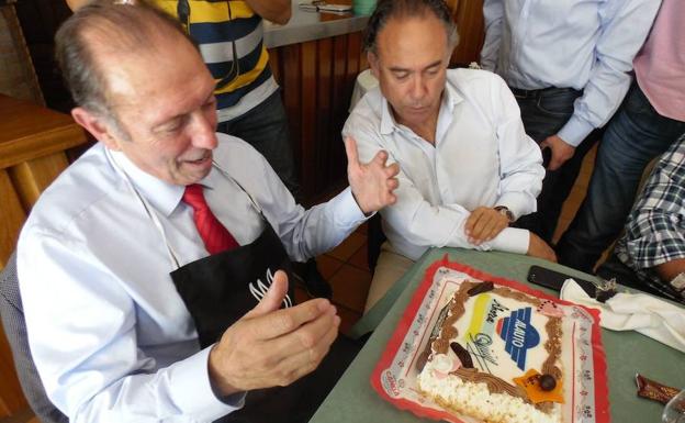 Quini se cita con aficionados leoneses en la antesala del partido en el Reino. 