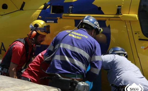 Rescate del cuerpo del minero fallecido. 