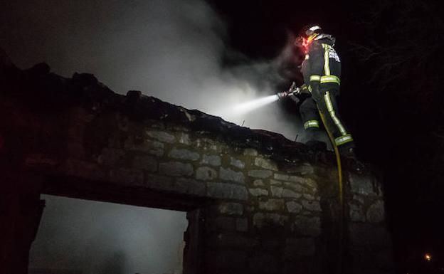 Bomberos de León participan en la extinción del fuego de la vivienda. 