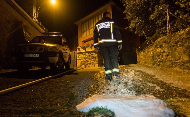 Imagen principal - Un virulento fuego en una vivienda en Valdoré obliga a intervenir a los Bomberos de León 