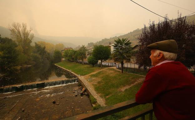 Un vecino observa el incendio de Portela.