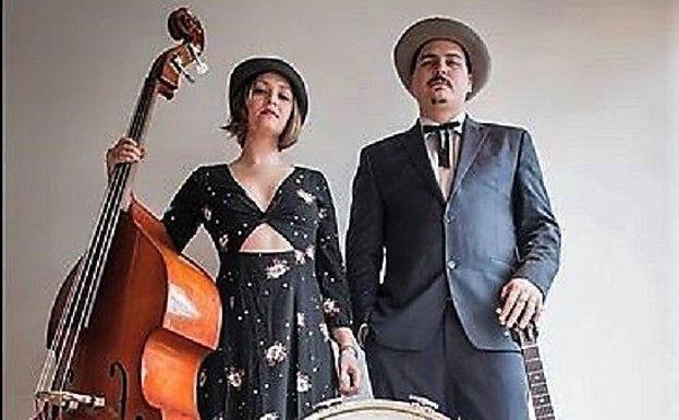 El dúo 'Blue Moon Marquee' ofrece su actuación 'Gypsi Blues' en el Albeitar