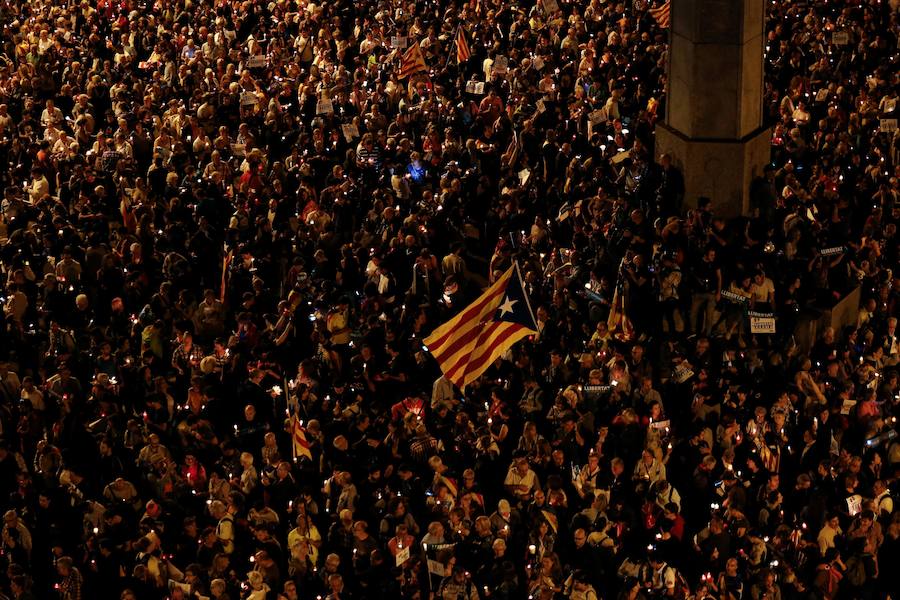 Unas 200.000 personas protestan en Barcelona por encarcelamiento de del presidente de la ANC, Jordi Sànchez, y del de Òmnium Cultural, Jordi Cuixart.