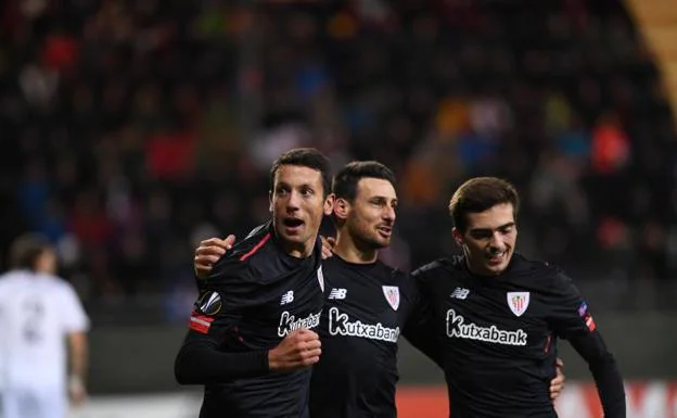 Aduriz (c) celebra con sus compañeros el 0-1.