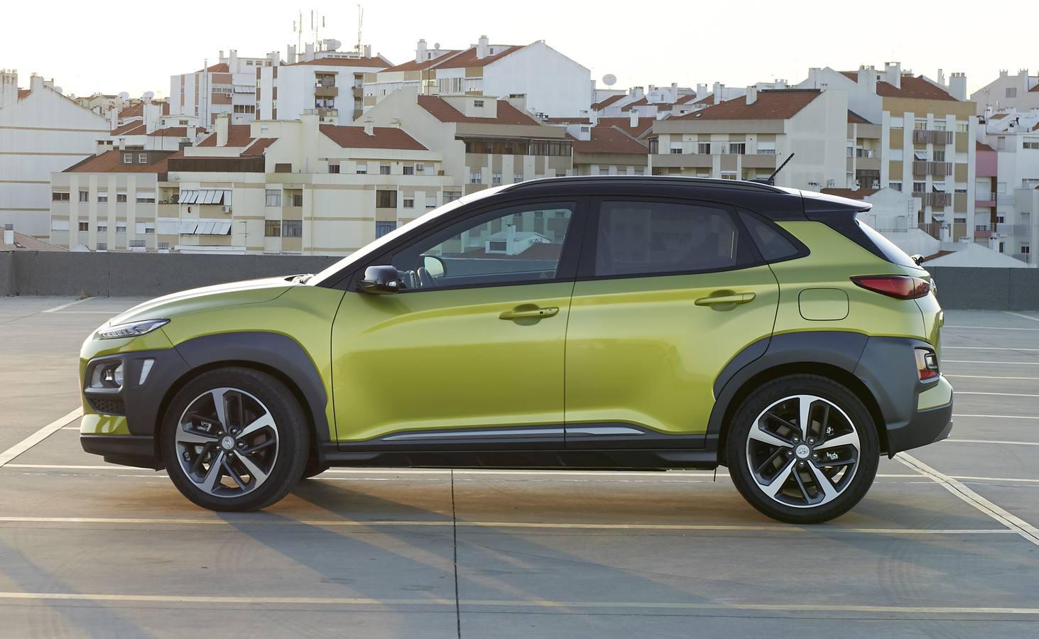 Hyundai amplía la gama con el Kona, un SUV compacto de poco más de 4,10 metros de longitud. A la venta desde 13.990 euros, se comercializa con tracción delantera y también total y cambio manual o automático. 