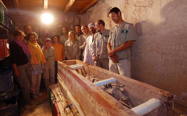 Un equipo dirigido por un arqueólogo del CSIC, dentro de una tumba intacta en Luxor. 