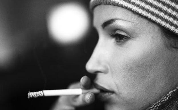 Una mujer fumando.