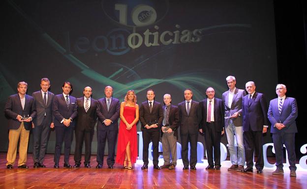 Autoridades, premiados y representantes de leonoticias, en la gala. 