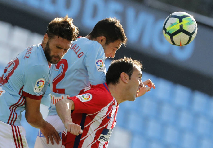 El Atlético de Madrid vence por 0-1 en Balaídos ante un Celta que no pierde cara al encuentro, con un juego muy intenso. La imagen del choque es la grada cerrada a cerca de 8.000 aficionados al club vigués.