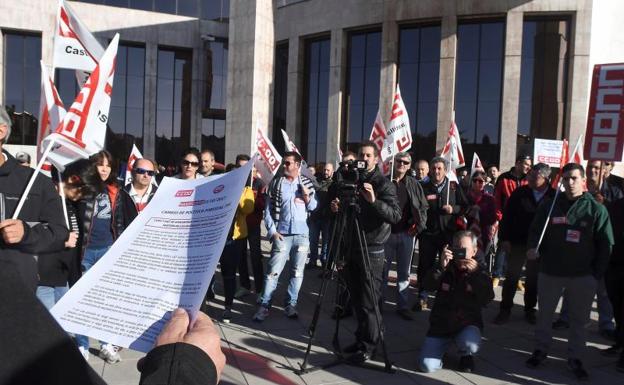 Manifestación ante la Delegación de la Junta en León en protesta por la gestión de incendios forestales.