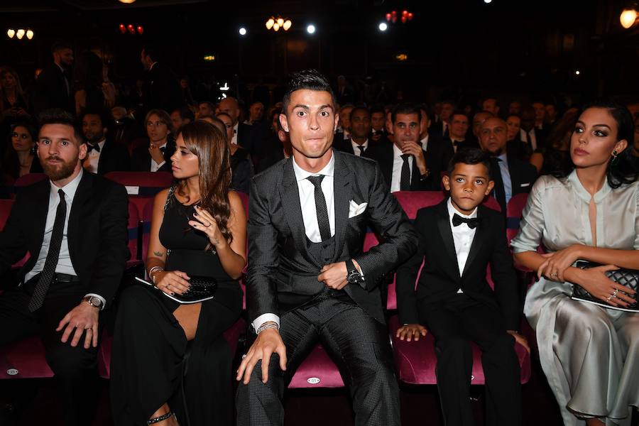 El portugués Cristiano Ronaldo, que fue introducido por Maradona y Ronaldo Nazario, se hizo por segundo año con el galardón al mejor jugador.