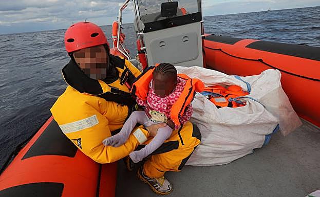 Rescate de una niña en el Mediterráneo.